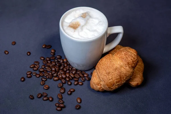 Vacker Latte Macchiato Med Mjölkskum Vit Kopp Med Croissanter Och Royaltyfria Stockbilder