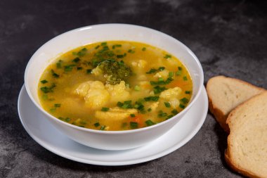 Sebze çorbası. Çorbayı ekmekle servis et. Öğle yemeği için hazır sebze yemeği, akşam yemeği için sıcak çorba. Patatesli çorba, havuç, brokoli, karnabahar ve tavuk filetosu..