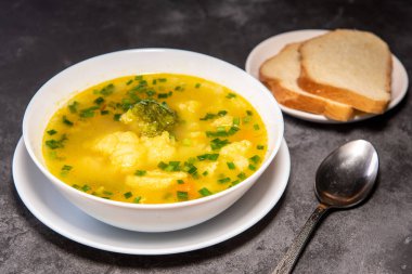 Sebze çorbası. Çorbayı ekmekle servis et. Öğle yemeği için hazır sebze yemeği, akşam yemeği için sıcak çorba. Patatesli çorba, havuç, brokoli, karnabahar ve tavuk filetosu..