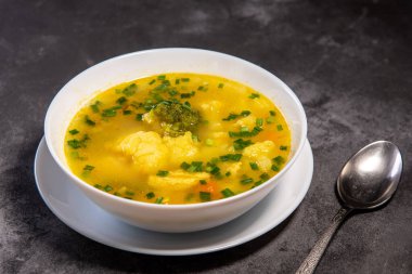 Sebze çorbası. Öğle yemeği için hazır sebze yemeği, akşam yemeği için sıcak çorba. Patatesli çorba, havuç, brokoli, karnabahar ve tavuk filetosu..