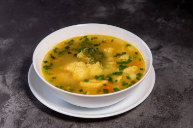 Sebze çorbası. Öğle yemeği için hazır sebze yemeği, akşam yemeği için sıcak çorba. Patatesli çorba, havuç, brokoli, karnabahar ve tavuk filetosu..