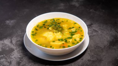 Sebze çorbası. Öğle yemeği için hazır sebze yemeği, akşam yemeği için sıcak çorba. Patatesli çorba, havuç, brokoli, karnabahar ve tavuk filetosu..