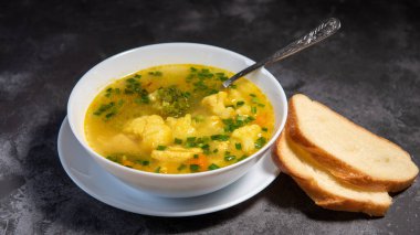 Sebze çorbası. Çorbayı ekmekle servis et. Öğle yemeği için hazır sebze yemeği, akşam yemeği için sıcak çorba. Patatesli çorba, havuç, brokoli, karnabahar ve tavuk filetosu..