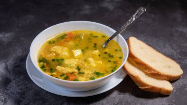 Sebze çorbası. Çorbayı ekmekle servis et. Öğle yemeği için hazır sebze yemeği, akşam yemeği için sıcak çorba. Patatesli çorba, havuç, brokoli, karnabahar ve tavuk filetosu..