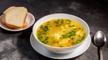 Sebze çorbası. Çorbayı ekmekle servis et. Öğle yemeği için hazır sebze yemeği, akşam yemeği için sıcak çorba. Patatesli çorba, havuç, brokoli, karnabahar ve tavuk filetosu..