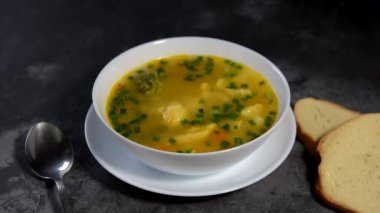 Sebze çorbası. Çorbayı ekmekle servis et. Öğle yemeği için hazır sebze yemeği, akşam yemeği için sıcak çorba. Patatesli çorba, havuç, brokoli, karnabahar ve tavuk filetosu..