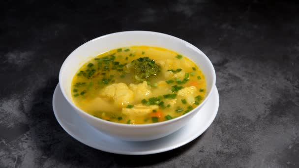 Gemüsesuppe Die Suppe Mit Brot Servieren Fertiggerichtetes Gemüse Zum Mittagessen — Stockvideo