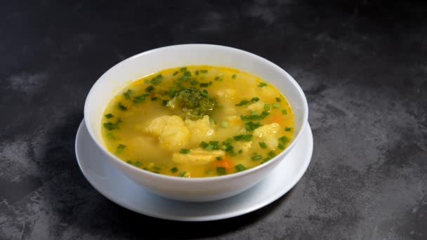 Gemüsesuppe Die Suppe Mit Brot Servieren Fertiggerichtetes Gemüse Zum Mittagessen — Stockvideo