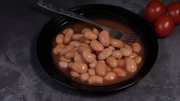 Falcão Branco Molho Tomate Feijões Cozidos Cozidos Com Molho Tomate — Vídeo de Stock