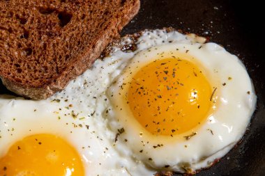 Yağda yumurta, lezzetli kahvaltı, atıştırmalık, yumurta sarısı ve protein yiyeceği, arka plan, üst görüş, fotokopi alanı, sağlıklı çiğ yemek. Çırpılmış yumurta. Yakın plan.