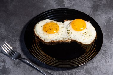 Yağda yumurta, lezzetli kahvaltı, atıştırmalık, yumurta sarısı ve protein yiyeceği, arka plan, üst görüş, fotokopi alanı, sağlıklı çiğ yemek. Çırpılmış yumurta. Yakın plan.