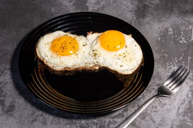 Yağda yumurta, lezzetli kahvaltı, atıştırmalık, yumurta sarısı ve protein yiyeceği, arka plan, üst görüş, fotokopi alanı, sağlıklı çiğ yemek. Çırpılmış yumurta. Yakın plan.