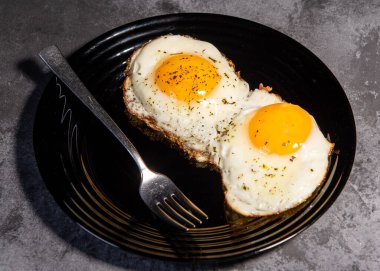 Yağda yumurta, lezzetli kahvaltı, atıştırmalık, yumurta sarısı ve protein yiyeceği, arka plan, üst görüş, fotokopi alanı, sağlıklı çiğ yemek. Çırpılmış yumurta. Yakın plan.