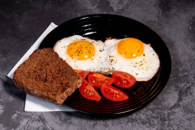 Kızarmış yumurta ve tost, ekmek, domates, lezzetli kahvaltı, aperatif, yumurta sarısı ve protein yiyecekler, arka plan, üst görüş, fotokopi alanı, sağlıklı hammaddeler. Çırpılmış yumurta. Kahvaltıda. Sağlıklı beslenme. Yakın plan.