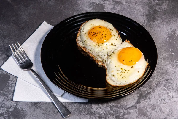 Huevos Fritos Delicioso Desayuno Merienda Yema Alimentos Proteicos Fondo Vista —  Fotos de Stock