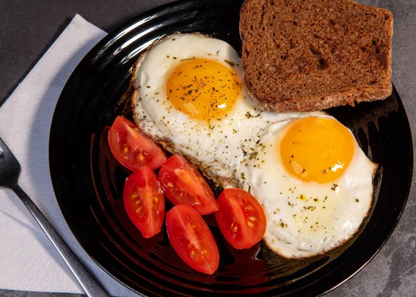 Huevos Fritos Tostadas Pan Tomate Delicioso Desayuno Merienda Yema Alimentos —  Fotos de Stock