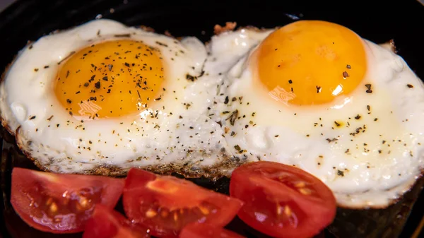 토마토 맛있는 노른자와 단백질 위에서 복사할 수있는 원료를 스크램블에그 아침이야 — 스톡 사진