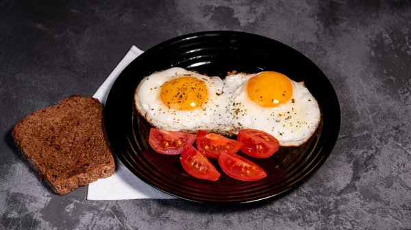 揚げ卵とトースト トマト おいしい朝食 スナック 黄身とタンパク質食品 トップビュー コピースペース 健康的な原材料を食べる スクランブルエッグ 朝食だ — ストック写真