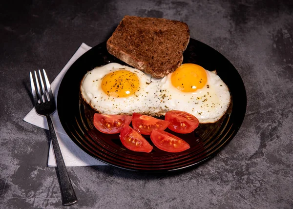 Huevos Fritos Tostadas Pan Tomate Delicioso Desayuno Merienda Yema Alimentos —  Fotos de Stock