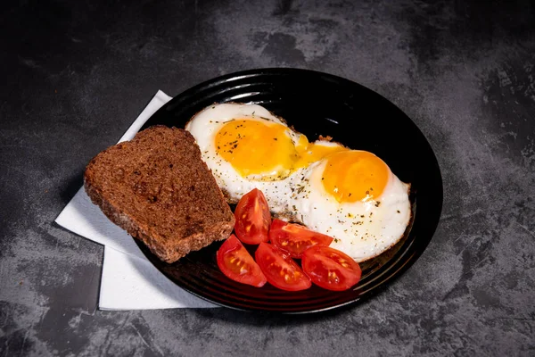 煎蛋和吐司 西红柿 美味的早餐 蛋黄和蛋白质食物 顶视图 复制空间 吃健康的原材料 鸡蛋碎了 健康饮食 后续行动 — 图库照片