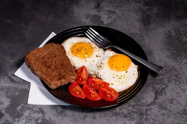 Смажені Яйця Тости Хліб Помідор Смачний Сніданок Закуска Жовток Білкова — стокове фото