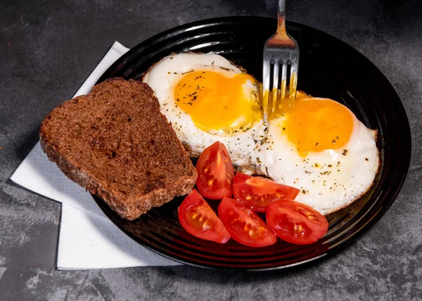 Huevos Fritos Tostadas Pan Tomate Delicioso Desayuno Merienda Yema Alimentos —  Fotos de Stock