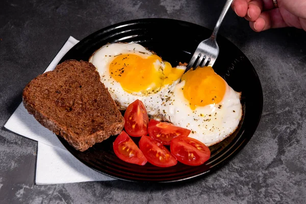 토스트 토마토 맛있는 단백질 재료를 먹으세요 스크램블에그 아침이야 클로즈업 스톡 사진