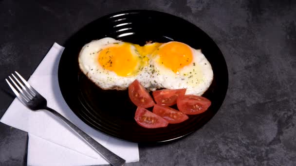 Huevos Fritos Tostadas Pan Tomate Delicioso Desayuno Merienda Yema Alimentos — Vídeos de Stock