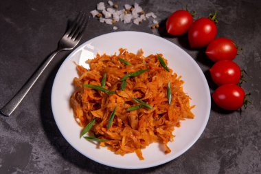 Soğan ve domatesli haşlanmış lahana en popüler yemeklerden biridir. Domatesli ve baharatlı ev yapımı lahana. Yukarıdan görüntüle