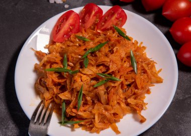 Soğan ve domatesli haşlanmış lahana en popüler yemeklerden biridir. Domatesli ve baharatlı ev yapımı lahana. Yukarıdan görüntüle