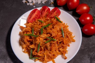 Soğan ve domatesli haşlanmış lahana en popüler yemeklerden biridir. Domatesli ve baharatlı ev yapımı lahana. Yukarıdan görüntüle