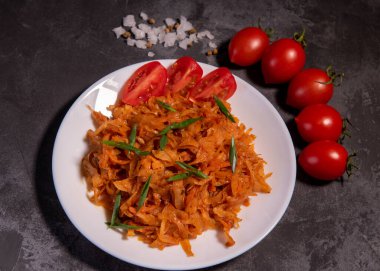 Soğan ve domatesli haşlanmış lahana en popüler yemeklerden biridir. Domatesli ve baharatlı ev yapımı lahana. Yukarıdan görüntüle