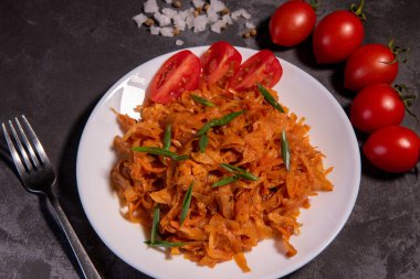 Soğan ve domatesli haşlanmış lahana en popüler yemeklerden biridir. Domatesli ve baharatlı ev yapımı lahana. Yukarıdan görüntüle