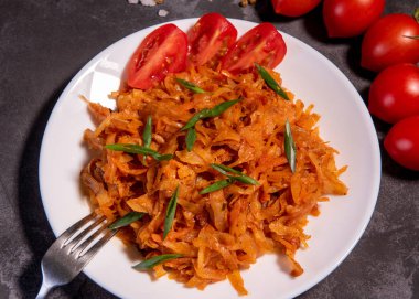 Soğan ve domatesli haşlanmış lahana en popüler yemeklerden biridir. Domatesli ve baharatlı ev yapımı lahana. Yukarıdan görüntüle