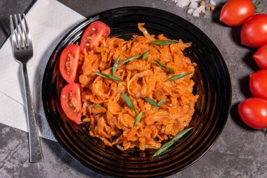 Soğan ve domatesli haşlanmış lahana en popüler yemeklerden biridir. Domatesli ve baharatlı ev yapımı lahana. Yukarıdan görüntüle