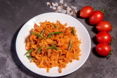 Soğan ve domatesli haşlanmış lahana en popüler yemeklerden biridir. Domatesli ve baharatlı ev yapımı lahana. Yukarıdan görüntüle