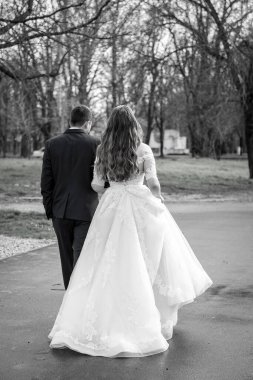 Gelin ve damat geri çekilin, el ele tutuşun.