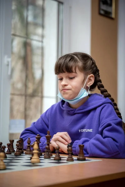 Schaken Meisje Schaken Tegen Jongen Schaken Toernooi Tijdens Quarantaine Meisje — Stockfoto