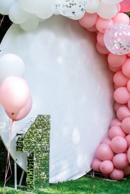Doğum günü partisi için güzel bir yer. Hava pembe ve beyaz balonlu bir fotoğraf bölgesinin şenlikli dekoru