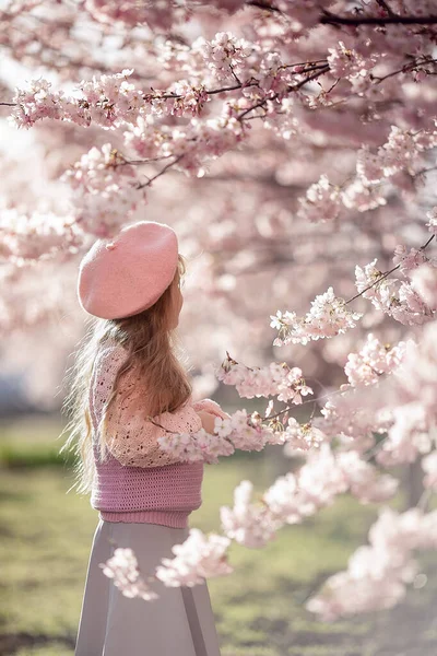 Επιλεκτική Εστίαση Ένα Όμορφο Κορίτσι Μακριά Ξανθά Μαλλιά Ένα Ροζ — Φωτογραφία Αρχείου