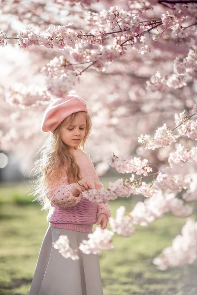 Selektivt Fokus Vacker Flicka Med Långt Blont Hår Rosa Tröja — Stockfoto