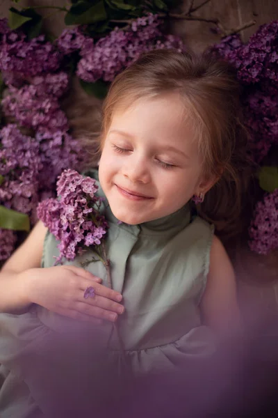 Söt Liten Flicka Blond Med Långt Hår Grön Klänning Leenden — Stockfoto