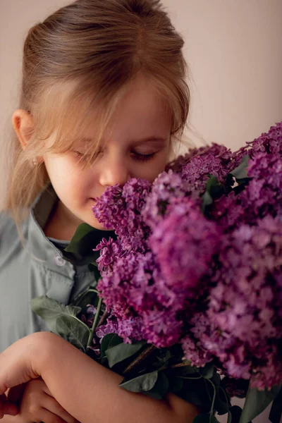 Mignonne Petite Fille Avec Beaux Yeux Bouquet Lilas Dans Une — Photo