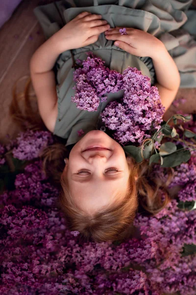 Söt Liten Flicka Blond Med Långt Hår Grön Klänning Leenden — Stockfoto