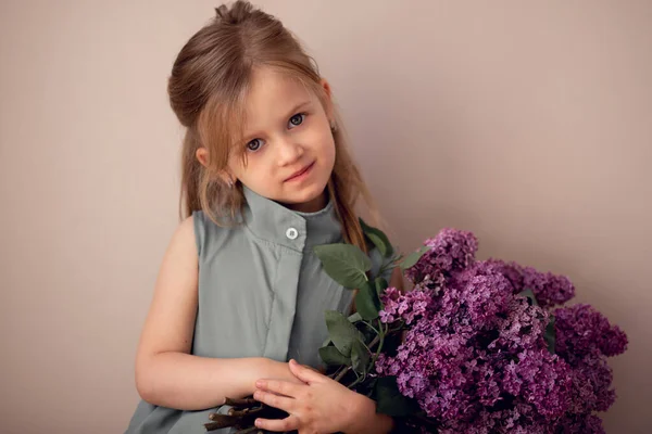Χαριτωμένο Κοριτσάκι Όμορφα Μάτια Και Ένα Μπουκέτο Πασχαλιές Ένα Πράσινο — Φωτογραφία Αρχείου