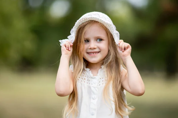 Selektivt Fokus Söt Liten Flicka Blond Med Långt Hår Ler — Stockfoto