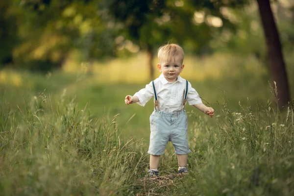 Menino Pequeno Loiro Bonito Criança Uma Camisa Branca Suspensórios Está — Fotografia de Stock