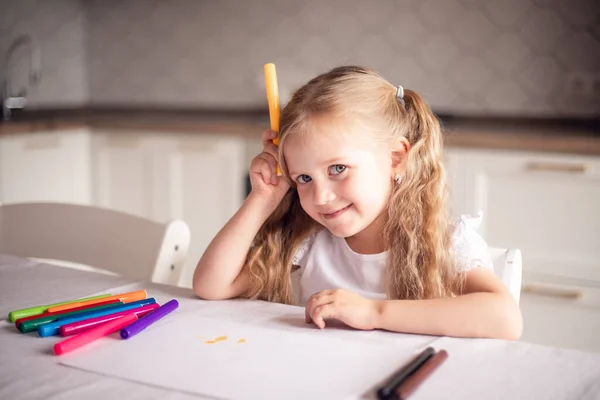 Niño Casa Dibuja Casa Con Rotuladores Sonrisas Educación Línea Clases —  Fotos de Stock