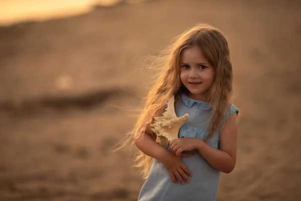 Glad Vacker Liten Flicka Med Långt Hår Sandstrand Med Sjöstjärna — Stockfoto