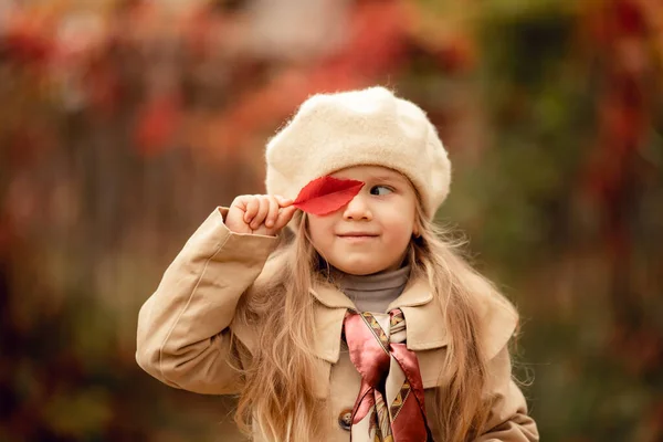 Lustig Liten Blond Flicka Basker Och Rock Håller Ett Rött — Stockfoto